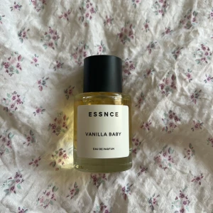 Essnce parfym - Parfym från Essnce i doften Vanilla Baby. Endast testad. Kolla gärna in mina andra annonser, säljer massa damkläder i olika storlekar men även fler parfymer! Den kostar 390kr med frakt från hemsidan!