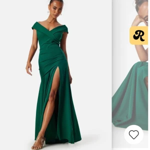 Grön långklänning med slits - Super fin klänning som både passar till bal eller speciella tillfällen. Endast använd 1 gång på min bal, skriv för fler bilder💕