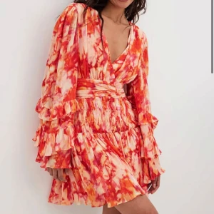 Sanna jörnvik x NA-KD klänning - Superfin klänning från Sanna jörnvik kollektion med nakd. Köpt på Sellpy i superfint skick, nästan nyskick. Har själv aldrig använt den. Storlek 32