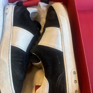 Valentino flycrews BYTE/KÖP - Söker byte mot mina svarta valentino flycrews storlek 38. Är öppen för alla erbjudanden jackor, tröjor, skor, byxor. Så hör av er för minsta fundering. Obs tre nitar borta, går att bara köpa ny. Skorna sitter lite större, bort slipade under.Pris diskuteras.