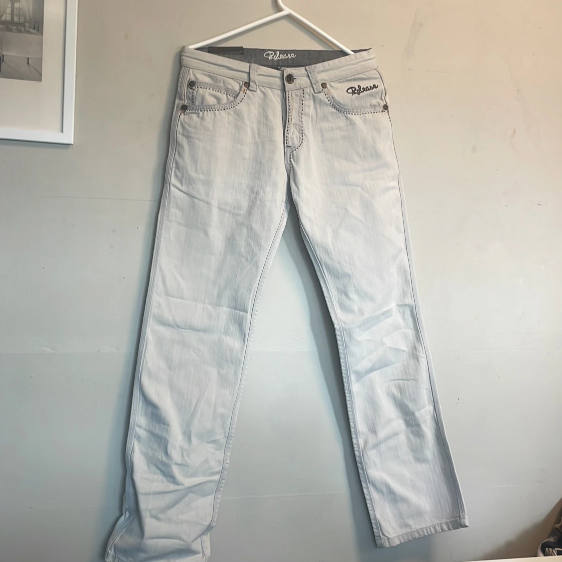 Ljusgrå jeansbyxor från Release