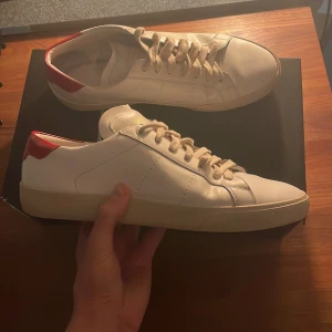 Saint Laurent Skor - Säljer ett par sjukt snygga ysl skor i ett bra skick, endast skorna medföljer. Skorna har fått lite rosa prickar går att få bort med en tvätt, inget märkvärdigt 👍 Hör av er vid frågor. No inside sole.