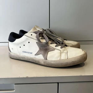 Golden goose - Jag säljer Golden goose i storlek 43. Skriv vid frågor