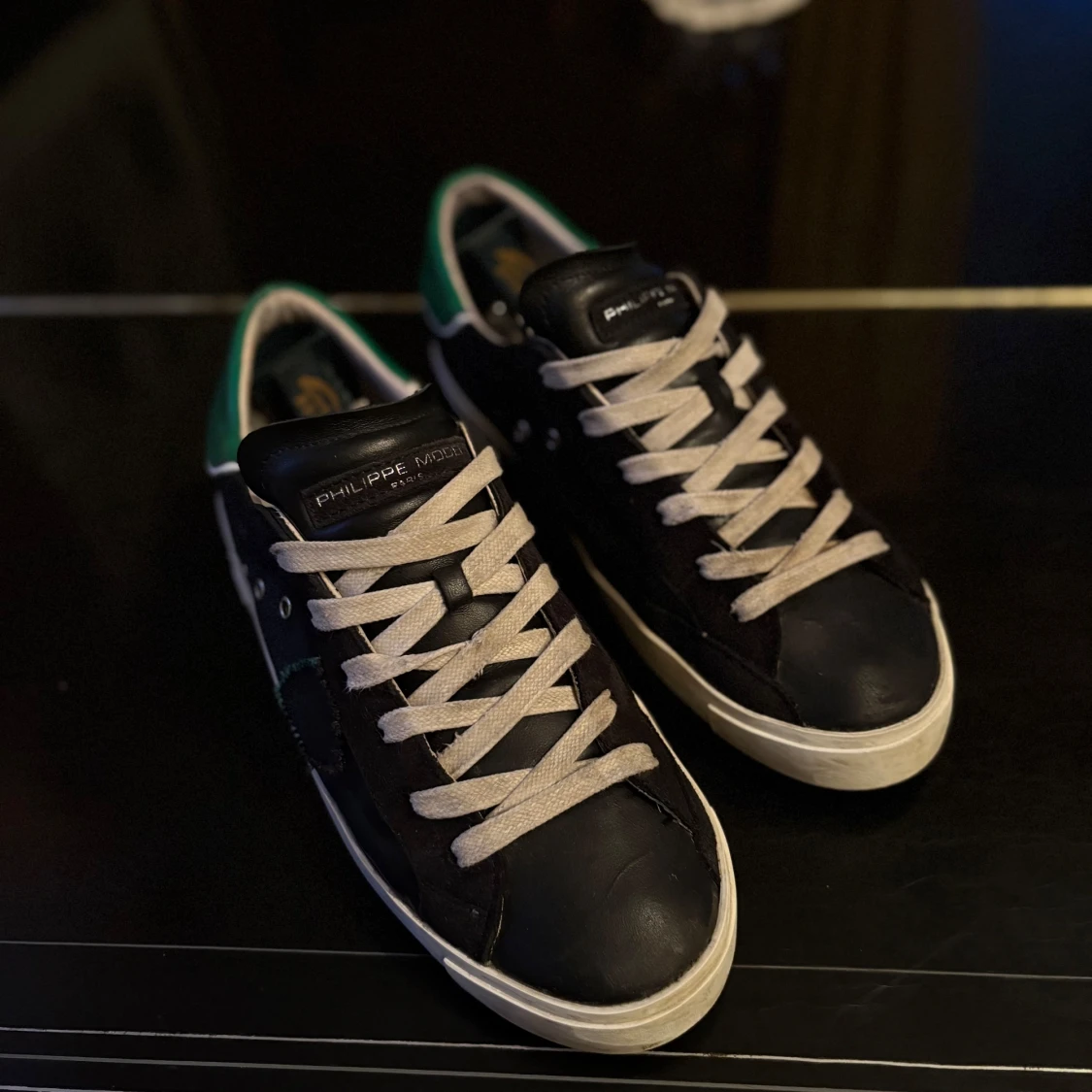 Svarta sneakers från Philippe Model med gröna detaljer - 2