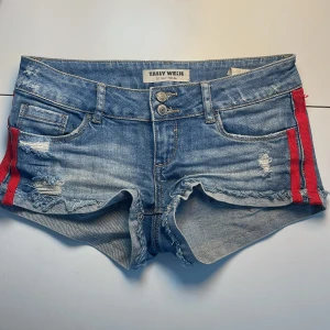 Jeansshorts från Tally Weijl - Snygga blå low waist jeansshorts från Tally Weijl med slitna detaljer. Perfekta för sommaren.