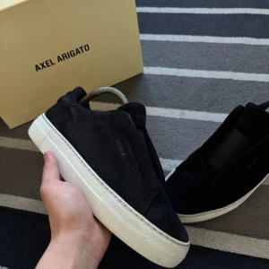 Axel Arigato Laceless 360 - Snygga svarta mockasneakers från Axel Arigato med vit sula. Köpta här på Plick men tyvärr för stora för mig. Passar dig som har 40–41. Skriv gärna för fler frågor, pris kan diskuteras!!