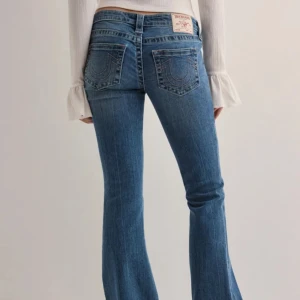 True Religion jeans - Snygga low waist blå bootcut jeans från true religion. Dom är endast använda tre gånger då jag köpte dom och provade men tyckte att de var lite för små. 