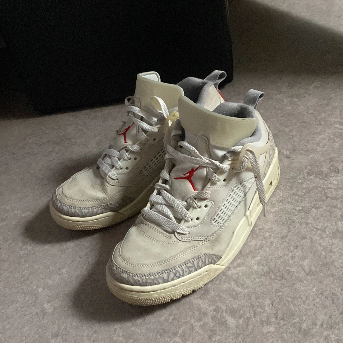 Nike Air Jordans i beige och grå - 2