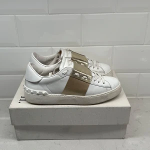 Valentino Open skor - Valentino Open skor i fint skick | Storlek 37,5 | Fråga om innermått vid osäkerhet | Ingår: Endast skorna | Hör av dig vid frågor eller funderingar!