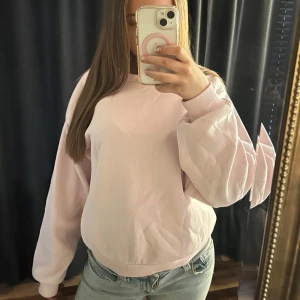 Ljusrosa sweatshirt - Säljer en söt ljusrosa sweatshirt🌸