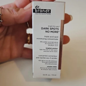 Dr. Brandt Dark Spots No More Triple Acid Spot Minimizing Concentrate - Dr. Brandt Dark Spots No More är ett koncentrerat serum med 10% azelainsyra, 3% tranexamsyra och 2% fytinsyra. Produkten hjälper till att minska synligheten av mörka fläckar och jämnar ut hudtonen. Kommer i en vit och brun förpackning, 15 ml. Oöppnad, nypris ca 656:- 