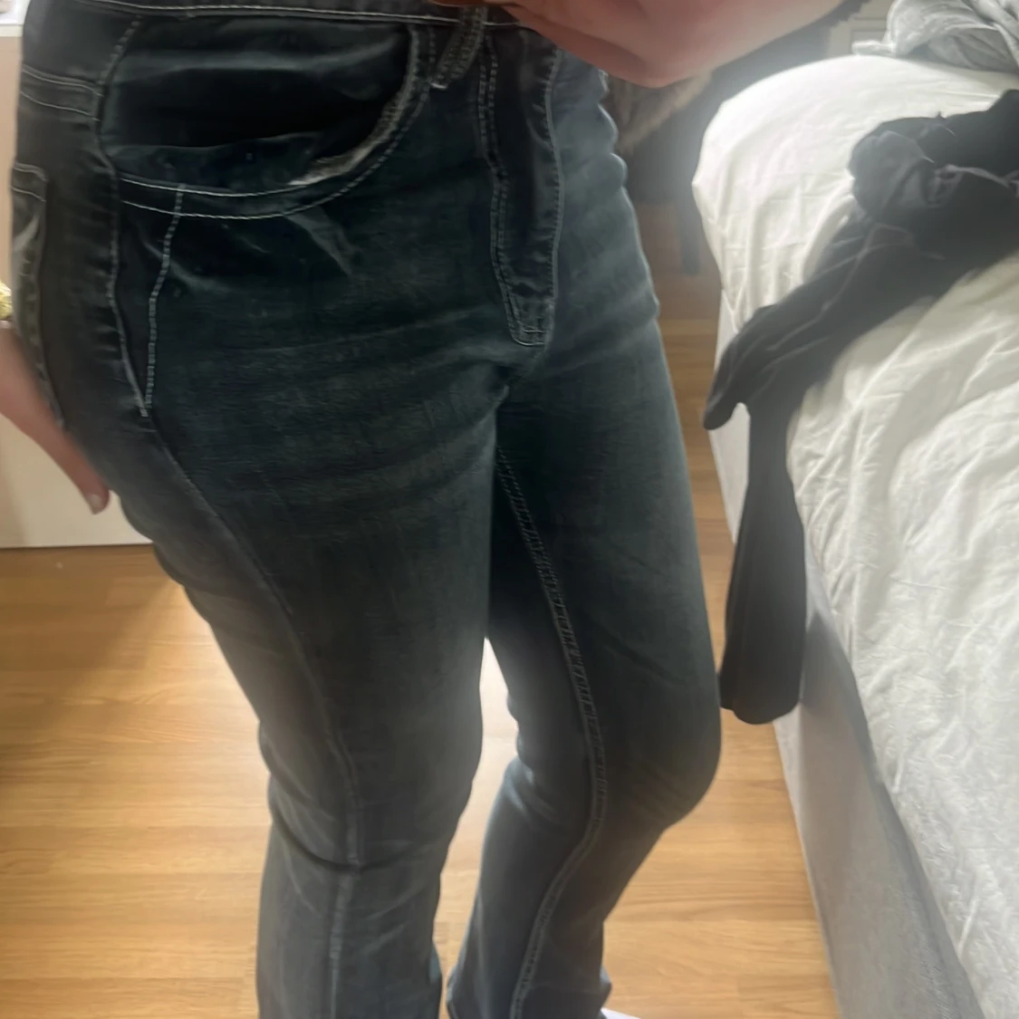 Mörkblå jeans med broderade bakfickor