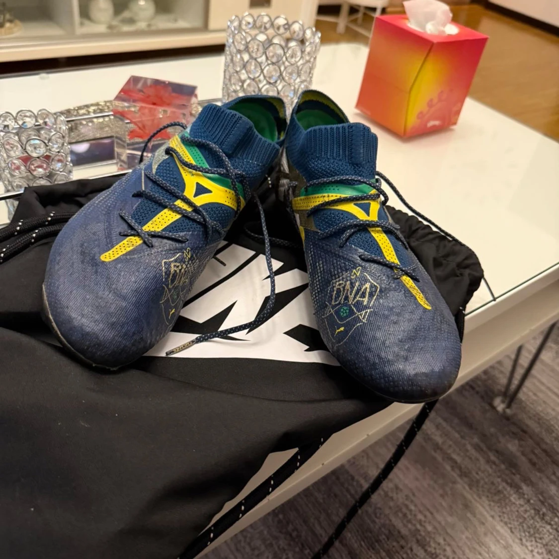 Blå och gula fotbollsskor från Puma - 1