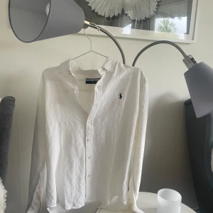 Vit skjorta från Ralph Lauren - Tjena köpte den feta linneskjorta från Ralph lauren föra året för 1700 och använde typ en gång. Har tyvärr växt ur den! Om du har några frågor skriv!!