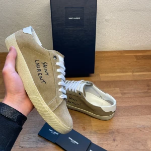 Saint Laurent  - Tja, säljer ett par dunderfeta Saint Laurent skor perfekt till sommaren, skick 9,5/10 storlek 40,5 fitts 41,5 Box och kort medföljer // hör av er vid funderingar 🍾🤩