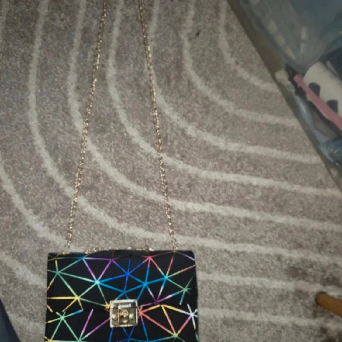 Svart axelremsväska med multifärjade detaljer - 4