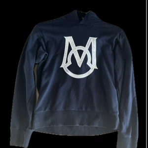 Moncler hoodie - Extremt fin hoodie som jag köpte utomlands i london! Passar XS och även S. Mycket bra skick, den är precis som i nytt skick