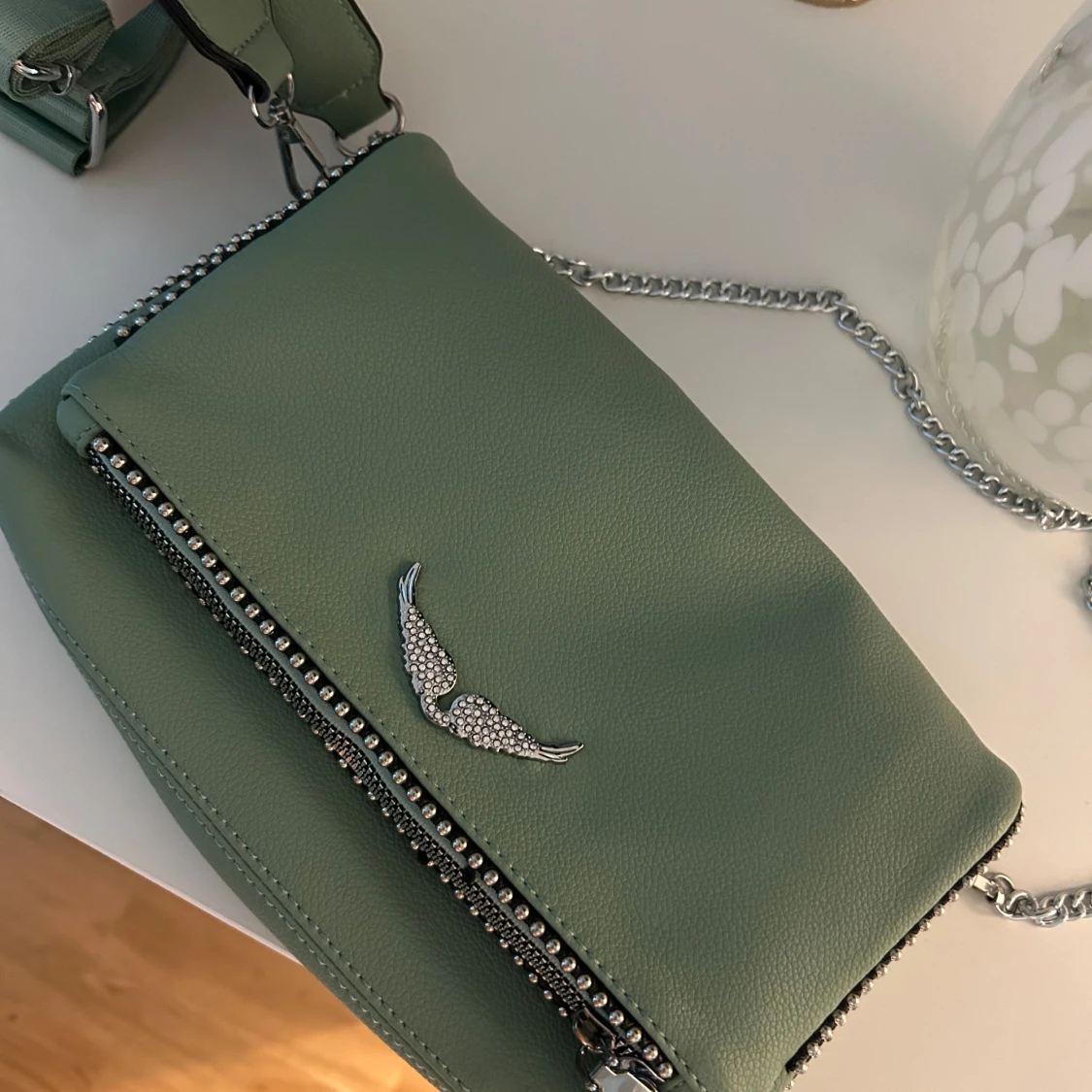 Grön axelväska med silverdetaljer