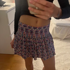Mönstrad Zara kjol - Säljer denna assnygga Zara kjolen då den inte kommer till användning längre🥰😍Storlek 13-14 men passar xs💕