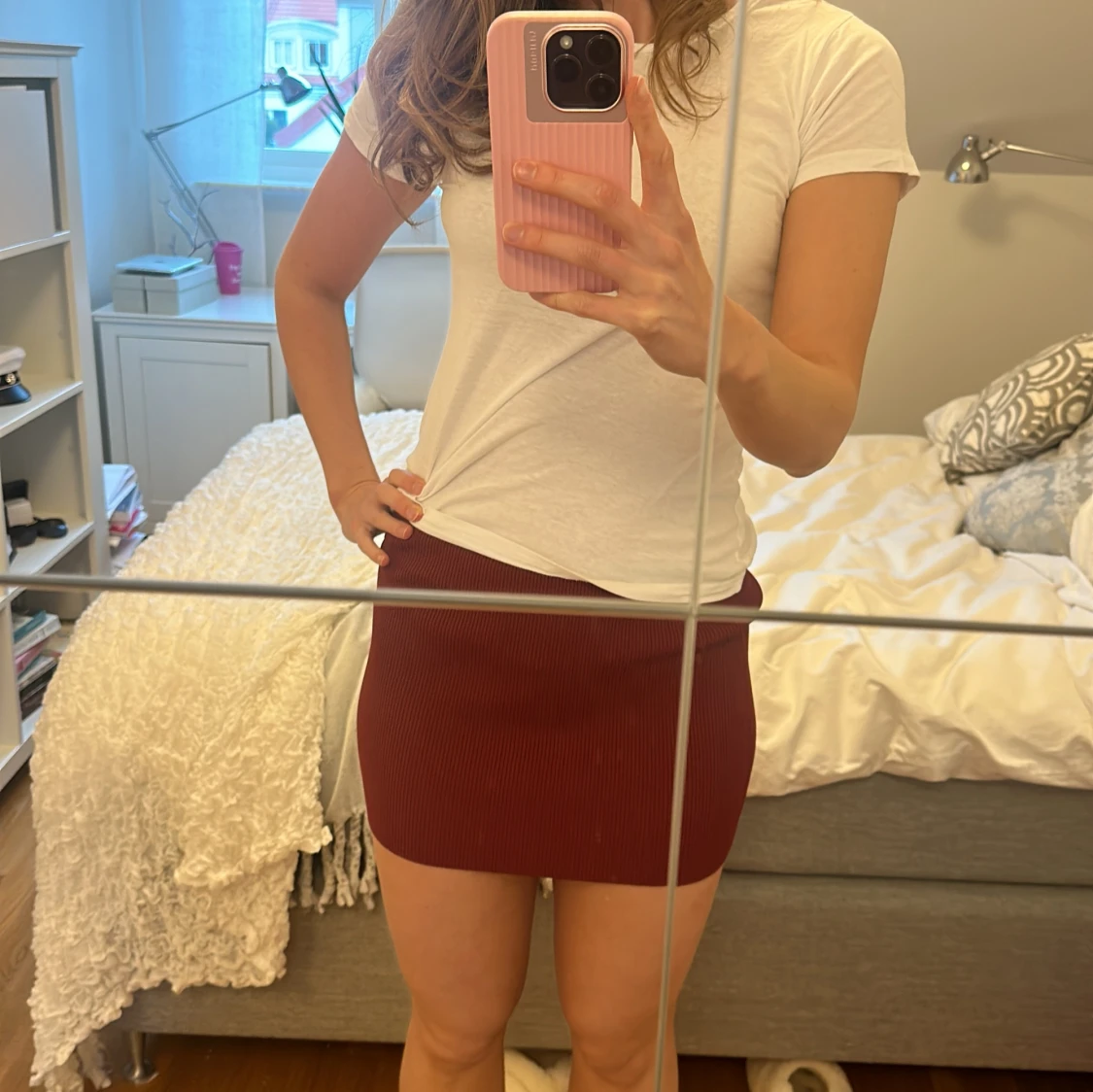 Vinröd ribbad minikjol från Zara