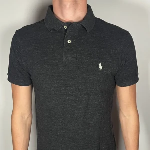 Ralph lauren pike - En riktigt snygg och trendig Ralph lauren pike i fint skick, storlek S, slimfit, vid frågor är de hara att skriva // Gramenti 