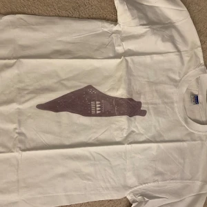 Vit t-shirt med Palestina tyrck  - Har gjort den själv, aldrig använt och finns många fler.