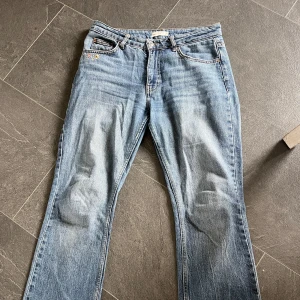 Blå bootcut jeans  från Gina Tricot  - Blå bootcut lågmidjade jeans från Gina tricot , jag har broderat på dem. 
