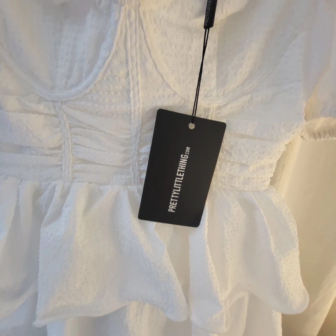 Vit volangklänning från PrettyLittleThing - 2