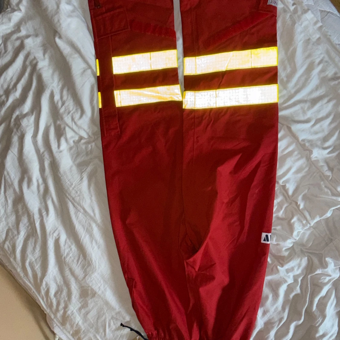 Röda GORE-TEX byxor med reflexdetaljer - 1