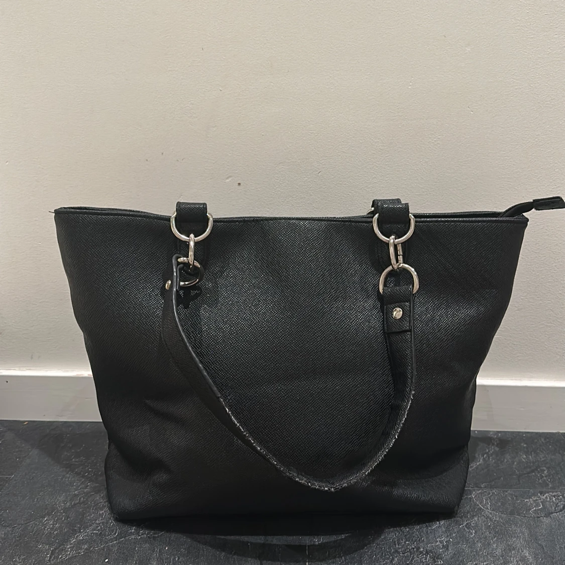 Svart Don Donna axelväska med dragkedja