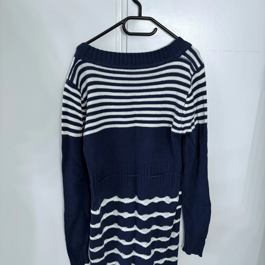 Marinblå och vit randig stickad klänning - 2