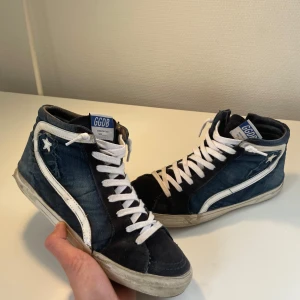 Golden goose skor - Säljer dessa otroligt rare golden goose skorna! Storlek 41 men sitter som 42. Cond=6/10. Har limmat sulan någon gång samt allmänt använt skick, men mycket liv kvar att ge! Inget OG. Inte organella sulor, och bytt skosnöret, därav det schyssta priset. Bortsätt från det är det en fin sko och perfekt för dig som inte vill skrika med någon logga! 