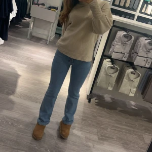 Ljusblå jeansbyxor med normal passform - Säljer dessa svin snygga jeans som sitter så snyggt på!! Strl är 24 midja 32 längd, jag är 1,67, säljer då dem är för små och har gått upp till strl 25 i jeans nu, de är medelhög midja, köpte dessa för 699, skriv för mer info🌸