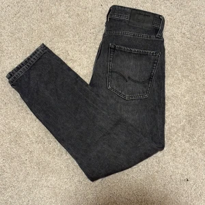 Svarta jeans från Jack & Jones - Säljer ett par svarta jeans från Jack & Jones i modellen LOSE/CHRIS. Dem är som nya och kommer till ett väldigt bra pris, priset går att diskutera vid en snabb affär😄