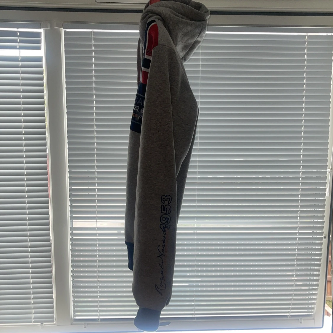 Grå hoodie från Geographical Norway med norsk flagga - 2