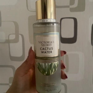 Victoria's Secret Body Mist - Fräsch body mist från Victoria's Secret med doften Cactus Water. Rymmer 250 ml. Köpt från USA, Tanger outlets. Endast luktat på den.