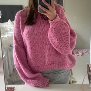 Stickad tröja - Superfin nästan oanvänd tröja!💓De är onezsize men skulle säga att de är storlek S