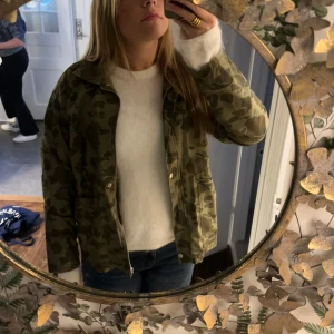 Zara jacka - Storlek M, kamouflagemönster