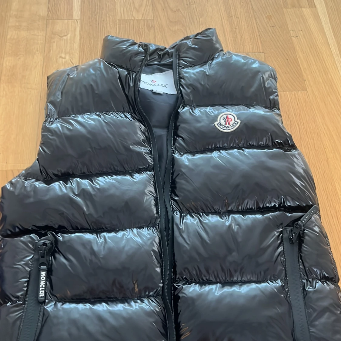 Svart dunväst från Moncler