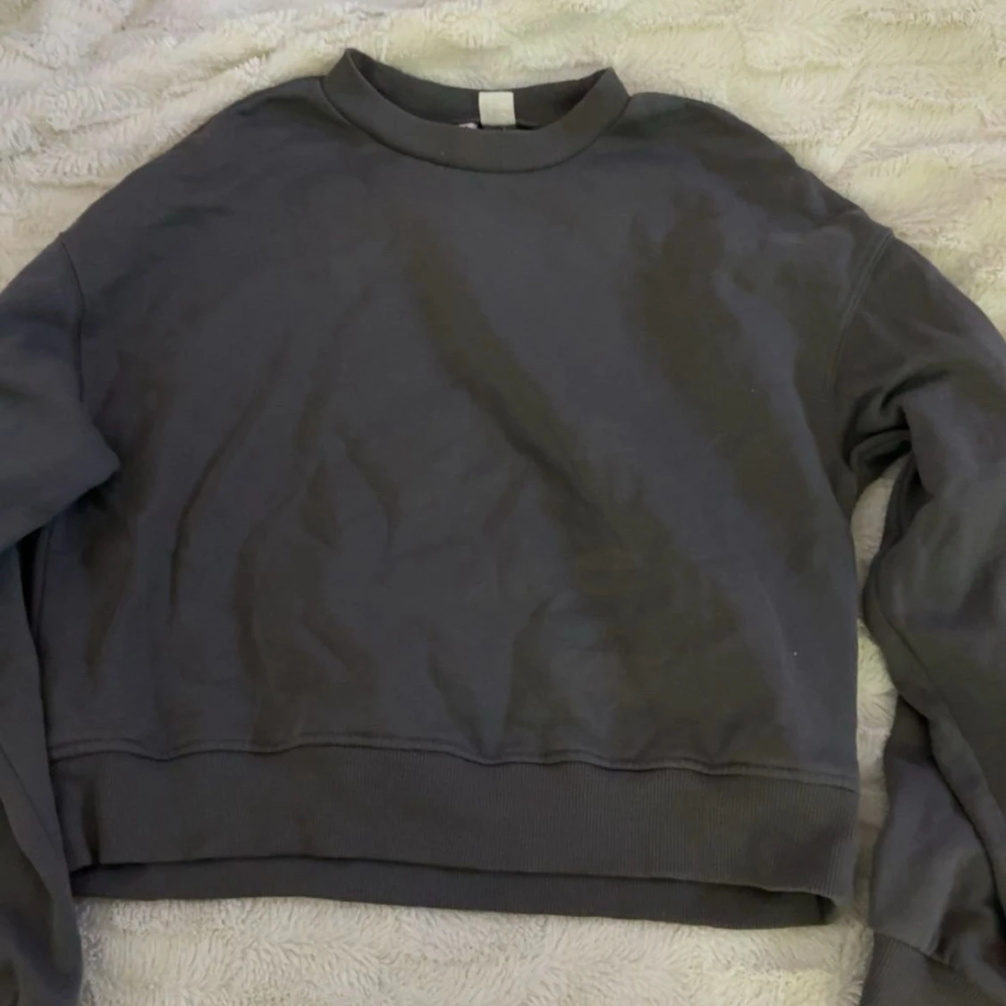 Mörkgrå croppad sweatshirt