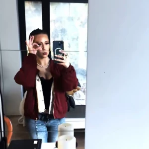 Vinröd bomberjacka - Säljer en vinröd bomberjacka med dragkedja framtill och på ärmen. Jackan har ribbade muddar och två fickor på sidorna. Perfekt för dig som vill ha en stilren och enkel jacka med lite attityd.