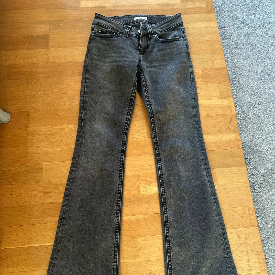 Grå bootcut jeans från Gina 