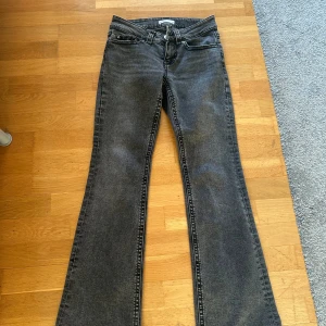 Grå bootcut jeans från Gina  - Säljer ett par grå bootcut jeans från Gina 