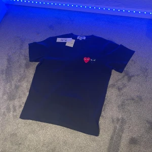 CDG T-shirt  - Tröjan är ny säljer för den är för liten. Den är storlek medium. Men den är ganska kort i längden och mer som en Small