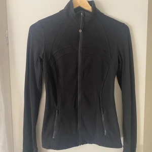 Lululemon definejacket - Säljer min jättefina definejacket från lululemon då den tyvärr inte kommer till användning längre. Köpt på lululemon i Thailand för 4800 bath vilket motsvarar 1600 sek. Storlek 4.💕💕💕 Endast använts ett fåtal gånger💖