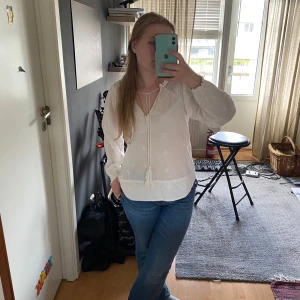 Fin blus  - En jättefin blus som passar jättebra till flera olika klädesplagg! Är i jättebra skick och sitter jätteskönt och luftigt till sommaren. Säljer pga att den är lite liten i modellen, har oftast i storlek S men denna känns mindre så om ni har frågor är de bara att fråga på. Pris går att disskuteras! 