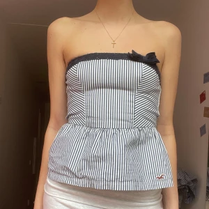 Söt tubtopp - Så söt randig tubtopp från Hollister😍 Med peplum, volang och en rosett💕💕 