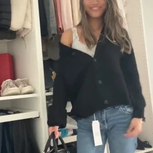 Stickad kofta  - Säljer en svart kofta från selected femme, storlek S, använd ca 5 gånger så mycket fint skick!🥰400kr