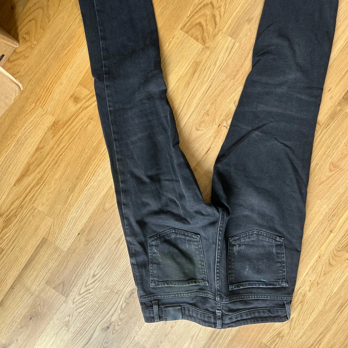 Svarta jeansbyxor med slitningar från Zara - 2