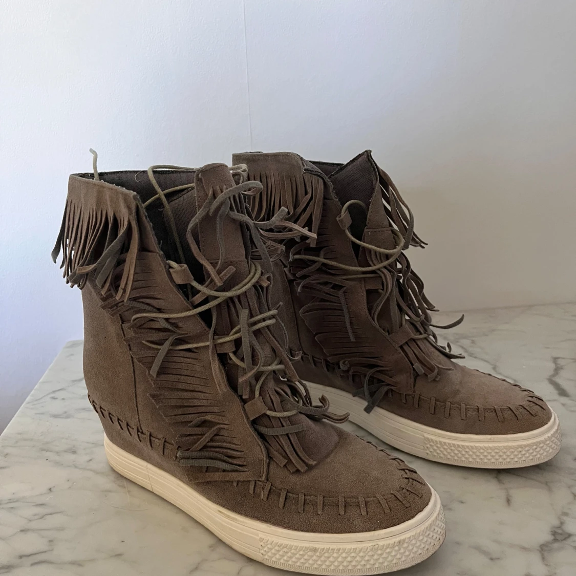 Grå mockaboots med fransar - 1